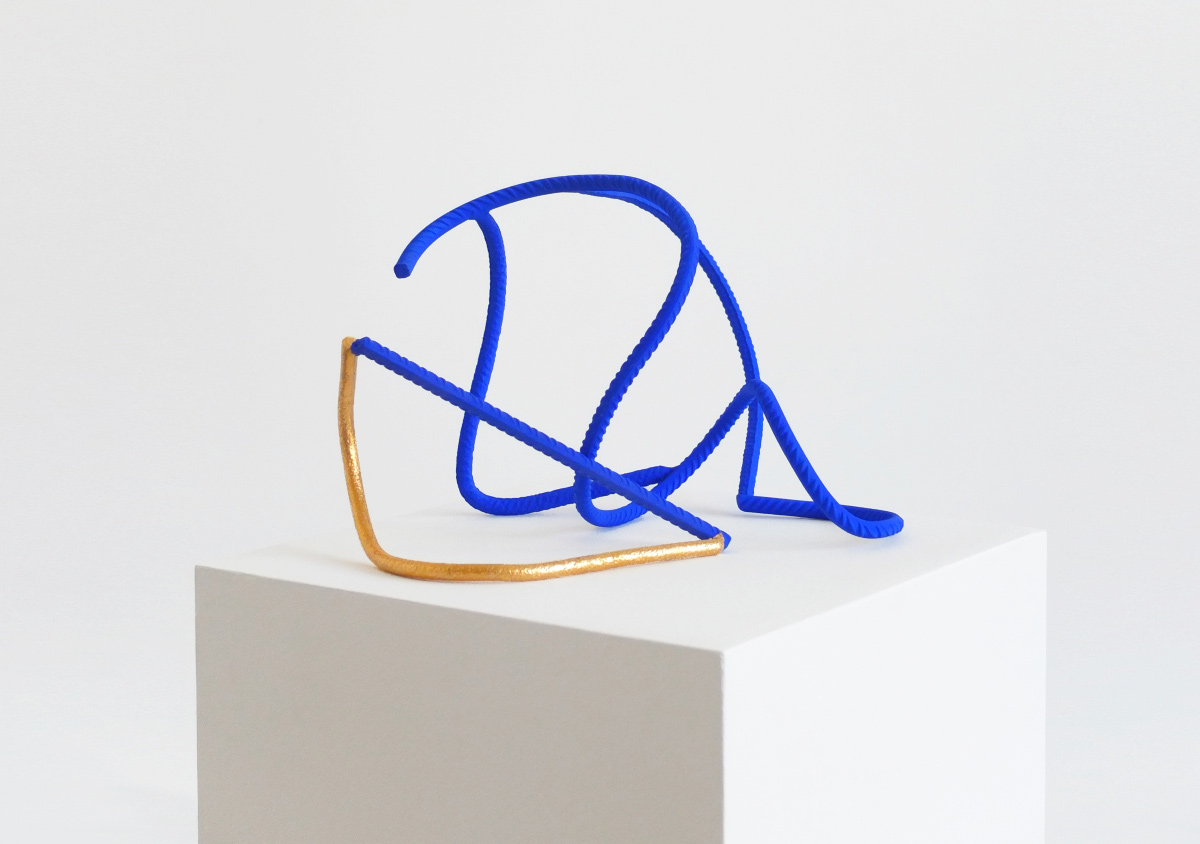 Alex Palenski sculpture art abstrait fer à béton or bleu klein