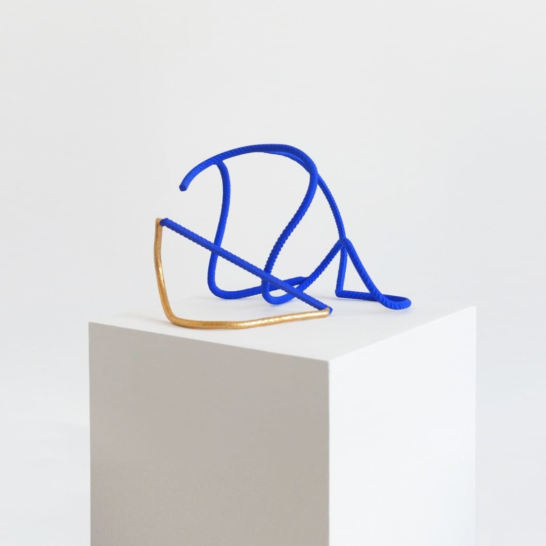 Alex Palenski Manuélin sculpture acier bleu klein feuille d'or