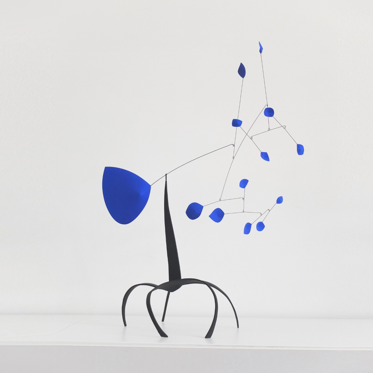 Alex Palenski stabile Cerisier bleu sculpture mobile à poser