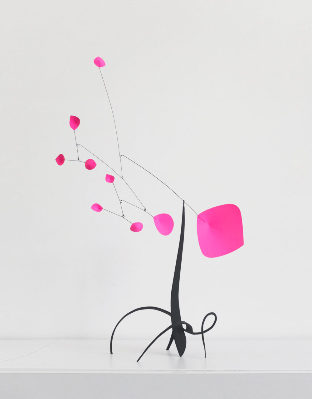 Alex Palenski stabile rose fluo sculpture métal mobile à poser