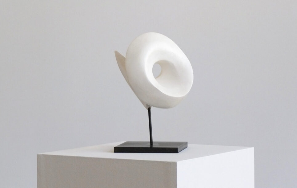 Alex Palenski petite sculpture en plâtre blanc sur armature et socle en acier
