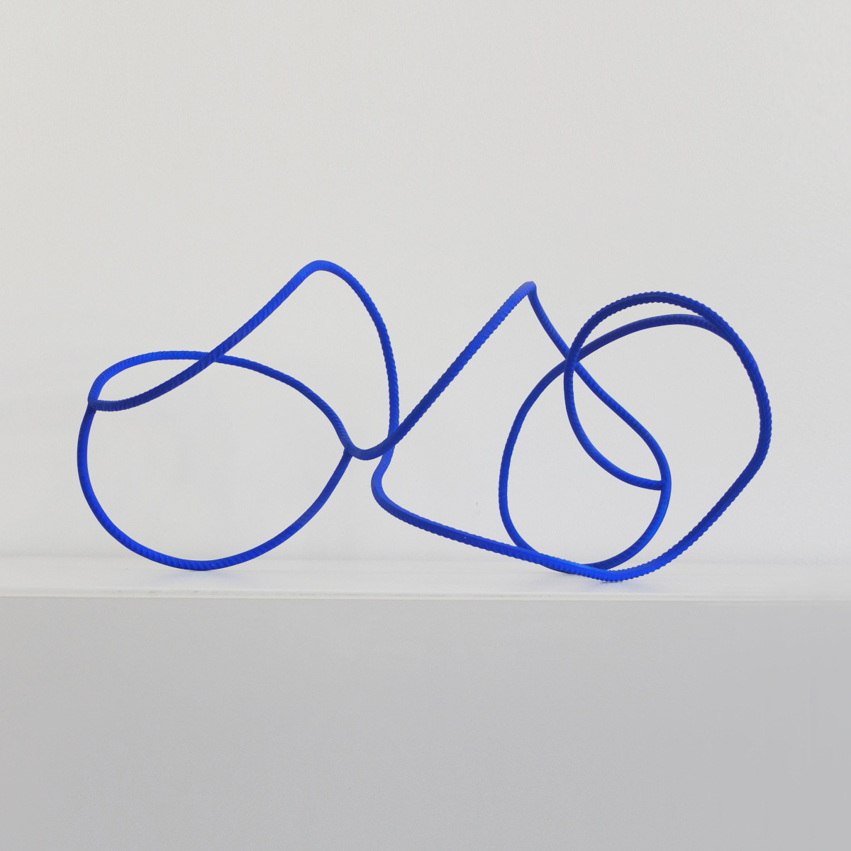 Alex Palenski sculpture abstraite en fer à béton bleu klein