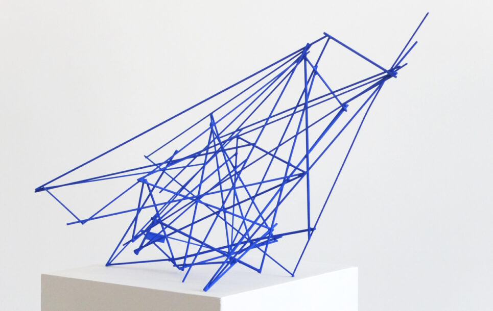 Alex Palenski sculpteur métal art abstrait tiges acier bleu klein