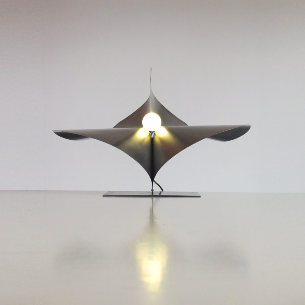 lampe raie manta à poser en tôle d'inox pliée alex palenski pièce unique lampe d'artiste