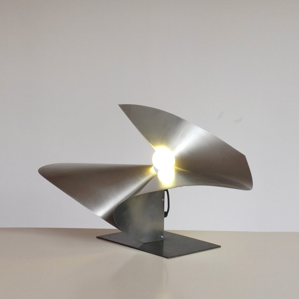 luminaire contemporain crée à Paris à la main. lampe d'artiste Alex Palenski. Pièce unique estampillée.