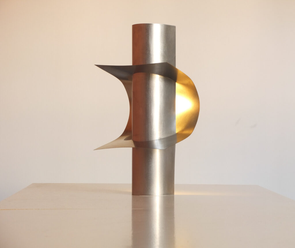 lampe en inox d'Alex Palenski, créateur de luminaires contemporains à Paris